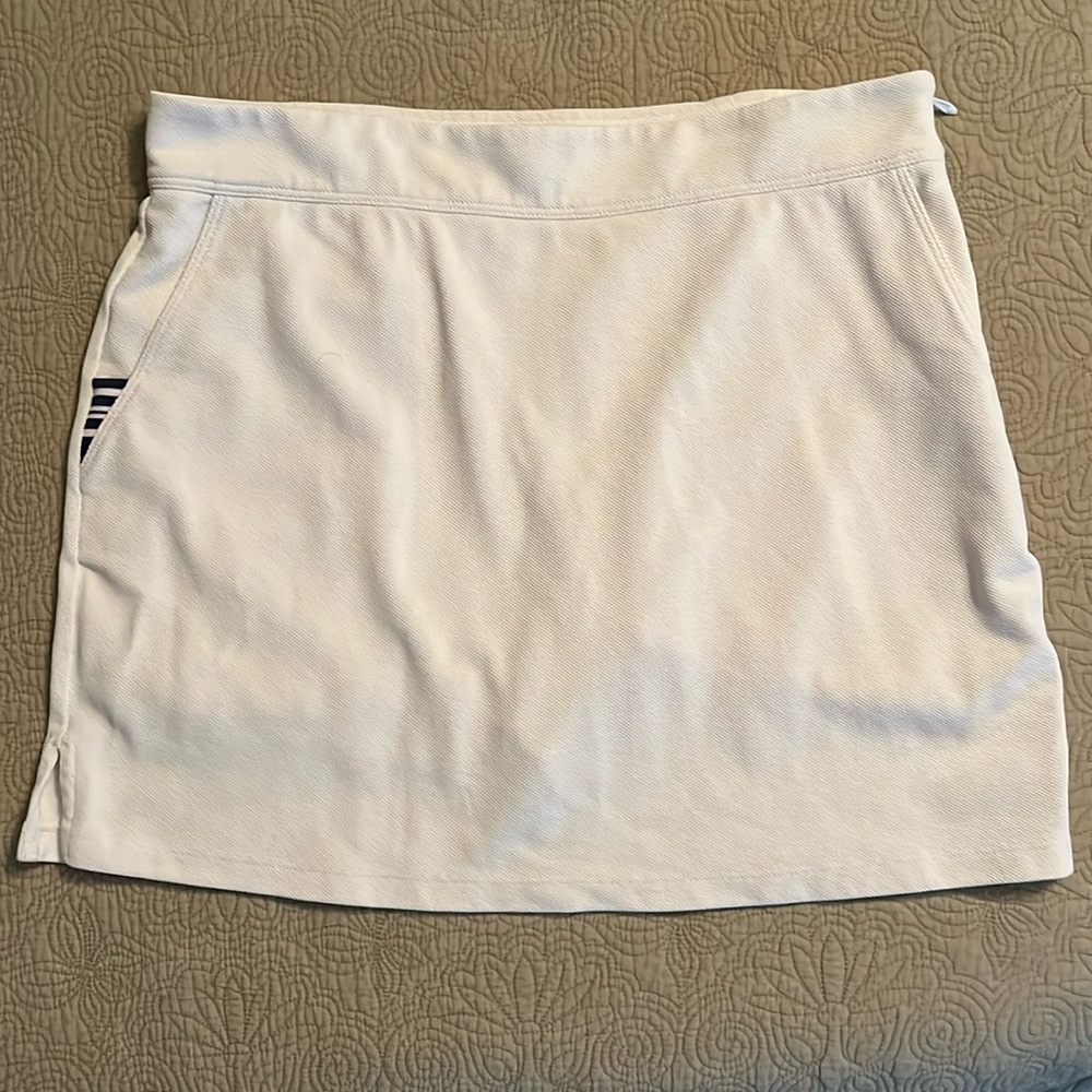 Vineyard Vines white performance skort size medium